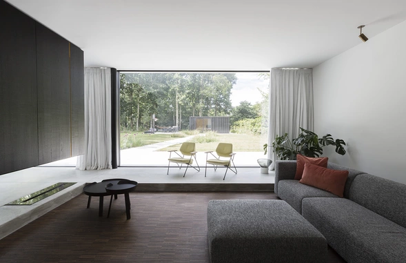 Moderne witte villa, gebouwd door BowBow