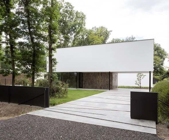 Moderne witte villa, gebouwd door BowBow